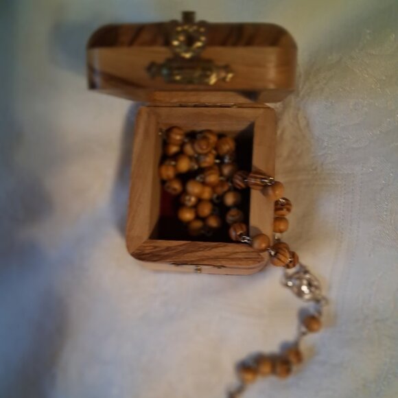NIB Olive Wood Box holding 6MM Carved Olive Wood Rosary Beads Catholic Crucifix - Picture 4 of 4